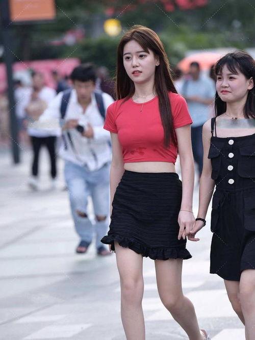 街拍踩脚丝袜美女,丝袜美女生动演绎时尚踩脚瞬间