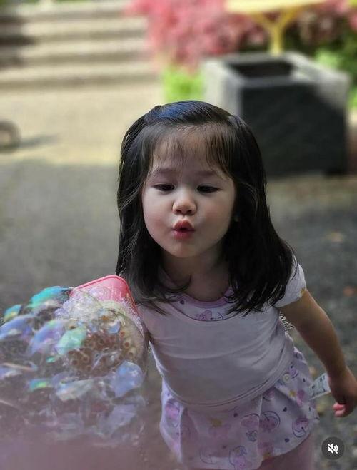 钟嘉欣晒女儿萌照老公,幸福家庭甜蜜曝光！”