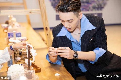 娱乐圈吃瓜二人,娱乐圈“瓜王”与“瓜后”的甜蜜邂逅